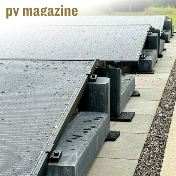 Wattstone-Betonsockel mit Solarmodulen, Logo pv-magazine.de