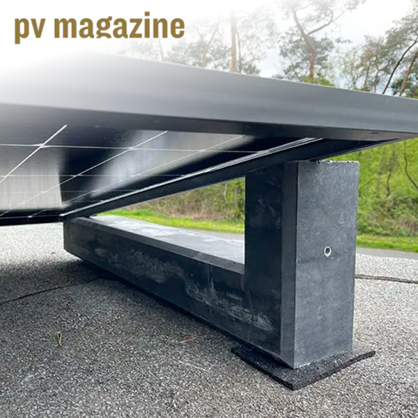 Wattstone-Betonsockel mit Solarmodulen, Logo pv-magazine.de