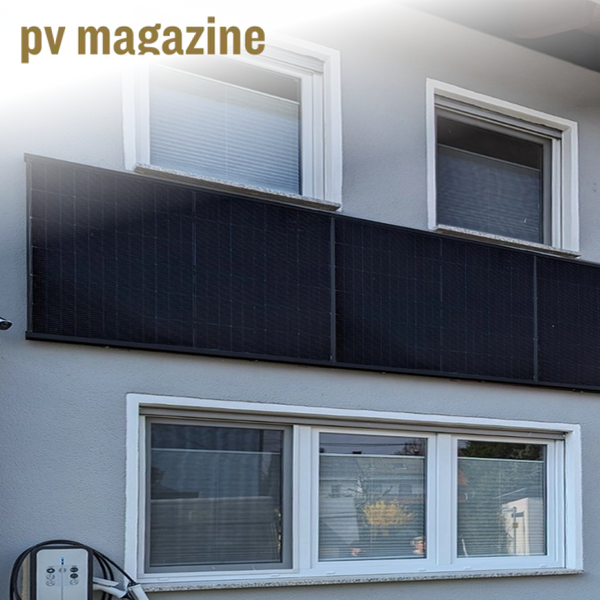 An der Wand montierte Solarmodule, Logo pv-magazine.de