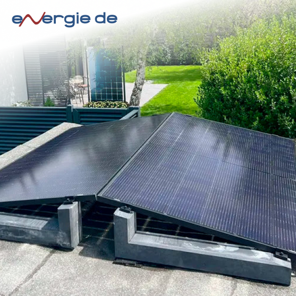 Wattstone-Betonsockel mit Solarmodulen, Logo energie.de