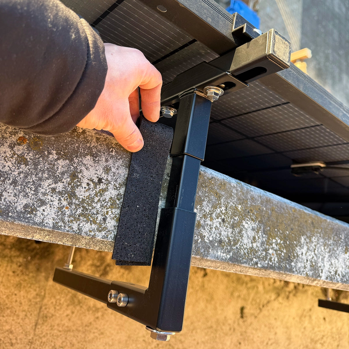 Wattstone Halterung C1018 V2 für Betonbalkone für 1 PV-Modul inkl. Absturzsicherung